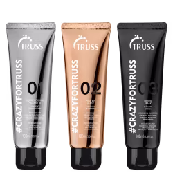 Três produtos capilares TRUSS. O primeiro contém um shampoo bidimensional. O segundo contém uma máscara de proteína para reconstrução imediata dos fios. O terceiro tubo é preto e contém uma máscara lipídica para hidratação.
