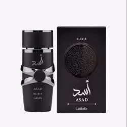 Frasco de perfume preto da marca Lattafa Perfumes, Asad Elixir, com caixa preta contendo design gráfico em relevo. O frasco possui formato cilíndrico com detalhes em preto e prata, exibindo o nome da fragrância "Asad Lattafa" em destaque.