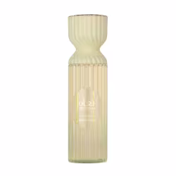 Frasco de body splash Lattafa Anghara com detalhes dourados. O rótulo exibe o nome da marca e a designação "Perfume Mist".