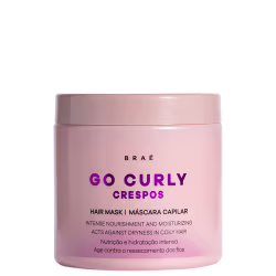 Pote rosa da linha Go Curly da Braé, com rótulo em roxo e branco indicando "Crespos - Hair Mask", promovendo nutrição e hidratação intensa para cabelos cacheados.
