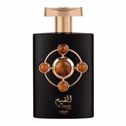 Frasco de perfume da marca Lattafa Perfumes, da linha Al Qiam Gold. O frasco é preto com detalhes dourados, incluindo um elemento decorativo com pedras âmbar na parte superior. O design do frasco é elegante e sofisticado, com uma aparência luxuosa.