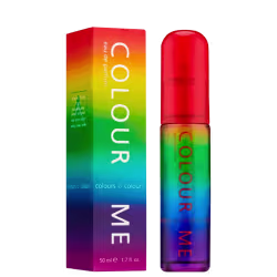 Frasco de perfume Colour Me em embalagem colorida com gradiente de cores do arco-íris. Rótulo com o nome "Colour Me" em destaque. Produto de 50 ml.