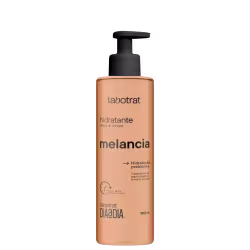 O produto exibido é um hidratante corporal da marca Labotrat, com o nome "melancia" impresso no rótulo. A embalagem é um frasco plástico com um dispensador na parte superior, de cor laranja clara.