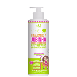 Frasco branco com bomba doseadora contendo creme de pentear para ondas e cachos, com rótulo verde e rosa destacando o nome "Finalizando a Jubinha" e informações sobre ingredientes e benefícios do produto Widi Care.