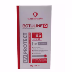 Protetor solar da marca Cosmobeauty, chamado Botuline. O rótulo indica que o produto possui FPS 85, PPD 50 e oferece 18 horas de proteção. Também são mencionados os principais ingredientes, como UV Complex, ácido hialurônico e pentapeptídeo botulínico.