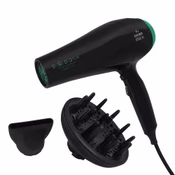 A imagem mostra um secador de cabelo profissional da marca GA.MA Italy. Ele possui um corpo cilíndrico preto com detalhes em verde escuro. Acompanha um difusor removível preto com pinos para modelar o cabelo e um bico de ar na cor preta.