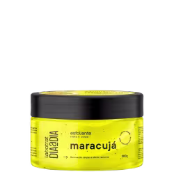 O produto exibido é um esfoliante corporal da marca Labotrat, com embalagem em formato de pote preto com tampa. A embalagem possui uma etiqueta amarela com o nome do produto "maracuja" e informações sobre sua função de renovação celular e efeito calmante.
