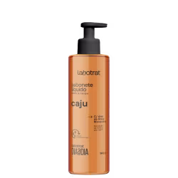 O produto apresentado é um sabonete líquido da marca Labotrat, com a fragrância Caju. A embalagem é um frasco com um dispensador na parte superior, com uma cor predominante laranja.