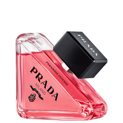 Frasco de perfume Prada Paradox Intense, com design triangular em vidro vermelho translúcido e embalagem preta com logotipo da marca. Produto de beleza da linha Prada.