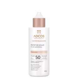 Protetor solar fluido Adcos, embalagem plástica branca de 40ml. No rótulo: Fotoproteção Diária Protetor Solar Fluid Mineral Tonalizante", fator de proteção FPS UVB 50 e FP-UVA. Texto indicando textura leve, não arde os olhos e é resistente à água.