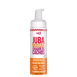 Embalagem plástica branca com bomba doseadora. Rótulo vermelho, laranja e roxo com texto em português descrevendo o produto como "Super Definição por até 48 horas" e listando ingredientes como manteiga de murumuru, óleo de linhaça dourada.