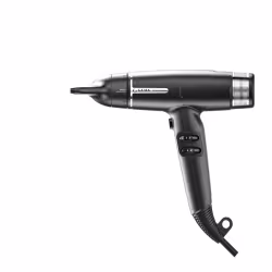 A imagem mostra o secador de cabelo da marca GA.MA Italy. Ele possui corpo preto metálico com detalhes prateados, bico concentrador de ar preto achatado e direcional. Painel de controle com botões e configurações de temperatura. Cabo preto flexível.