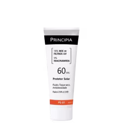 Tubo de protetor solar da marca Principia, com FPS 60, contendo 18% de filtros UV e 5% de niacinamida. O produto apresenta embalagem branca e preta.