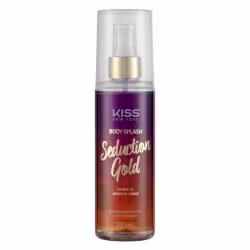 A imagem mostra o Body Splash em uma embalagem com cores roxo, laranja e dourado, apresentando o logotipo Kiss New York. A tampa é transparente e traz um detalhe dourado na válvula spray.