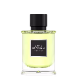 Perfume em frasco de vidro transparente contendo líquido amarelo claro. Embalagem preta com rótulo retangular preto exibindo o texto "DAVID BECKHAM INSTINCT" em letras prateadas. Formato cilíndrico com tampa preta fosca na parte superior.