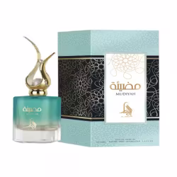 Perfume de luxo Mudiyah da marca Al Absar em frasco de vidro com tampa dourada, embalado em caixa preta e azul com padrões decorativos, apresentando informações sobre o produto em árabe e inglês.