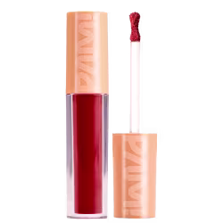 A imagem mostra o batom líquido matte de Pam by Pamella. Seu tubinho é transparente e mostra a cor vermelha do batom. Ao lado tem a tampa laranja com a logo PAM! escrita e o bastão com uma ponta de aplicador em formato de ampulheta.