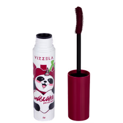 Máscara para cílios em embalagem cilíndrica branca com rótulo vermelho e ilustração de um panda. Acompanha aplicador de máscara com cerdas vermelhas e cabo preto, dentro de um estojo vermelho cilíndrico.