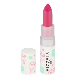 Batom em formato de bastão com embalagem plástica branca. A parte superior do batom é na cor rosa vibrante. A embalagem apresenta o logotipo "Vizzela" em letras pretas e detalhes decorativos em rosa e verde menta, com ilustrações de balões de ar quente.