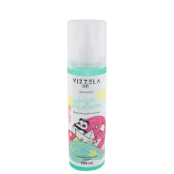 A imagem mostra um frasco de body splash com rótulo de fundo branco todo colorido.