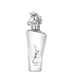 Frasco de perfume Maahir Legacy da marca Lattafa, com tampa em formato de cavalo e rótulo em preto e branco. O design é elegante e minimalista, com destaque para o símbolo da marca.