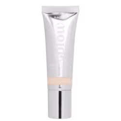 Tubo de creme cosmético branco com rótulo em letras brancas sobre fundo preto, apresentando a marca "Ruby". O produto possui uma tampa e parece ser um creme ou loção para aplicação na pele.