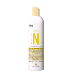 Ativador de cachos Curly Care N, embalagem plástica branca de 300ml. Rótulo com letras grandes amarelas "N" e texto em português descrevendo os ingredientes.