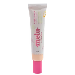 Tubo de creme de base líquida da marca Mellu, com embalagem rosa e branca. O rótulo apresenta o nome da marca em destaque e informações sobre o produto.