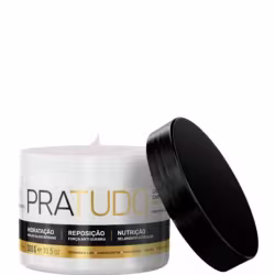 O produto apresentado é uma máscara capilar da marca Pratudo, com embalagem preta e branca. O rótulo exibe os benefícios do produto, como hidratação, reposição e nutrição. A embalagem possui um design minimalista e contém 300g.