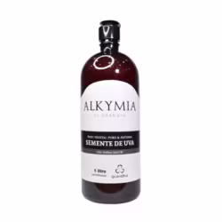 Frasco de óleo vegetal puro e natural de semente de uva da marca Alkymia, com rótulo branco e preto, contendo 1 litro do produto.