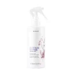 Frasco branco de spray para reparação intensa de cabelos, da marca Braé, com rótulo em tons de roxo e rosa, contendo 260ml do produto.