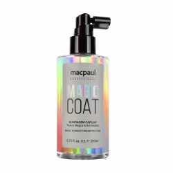 A imagem mostra o produto Magic Coat da marca Macpaul Professional. Frasco plástico transparente com rótulo  iridescente e tampa pret. Rótulo com o nome "Magic Coat" e descrição "Blindagem Capilar Textura Mágica Anti-Umidade" em letras pretas.