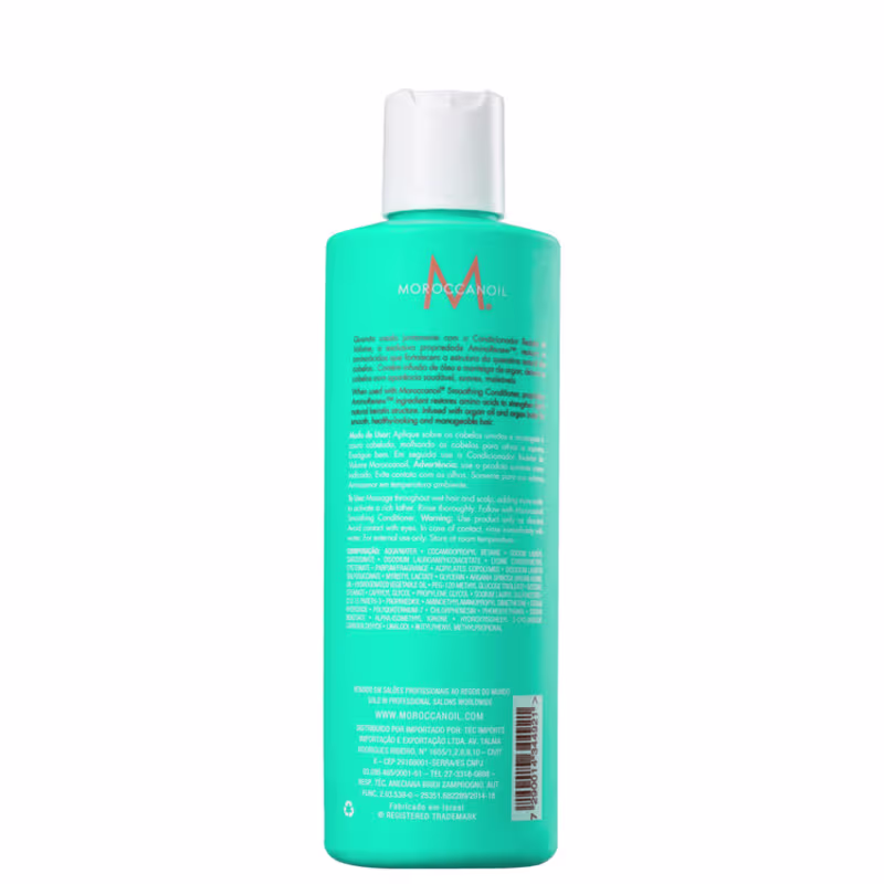 A imagem mostra a parte de trás do Shampoo Moroccanoil Smoothing 250ml. É um frasco plástico na cor tuquesa. O rótulo também apresenta informações descrevendo os benefícios e modo de uso do produto, além de listar os ingredientes.