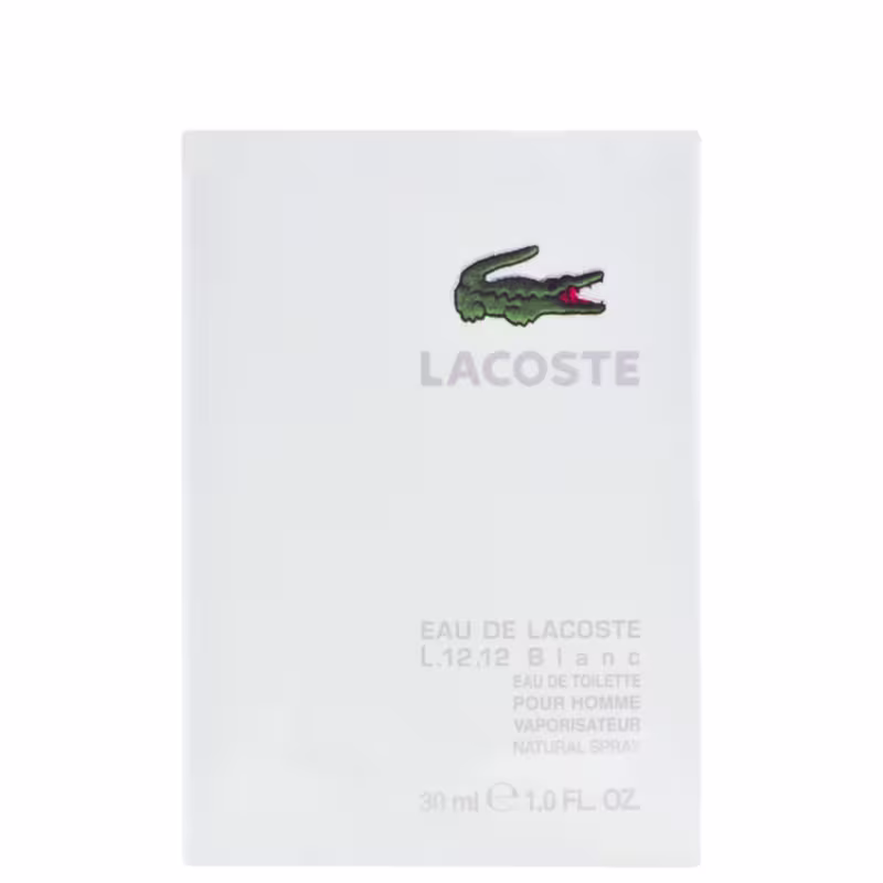 A imagem mostra a caixa branca do perfume Lacoste L.12.12 Blanc, toda branca, de frente, com o desenho do crocodilo, símbolo da marca, e descrito o nome da marca e do perfume, além de concentração e volumetria.
