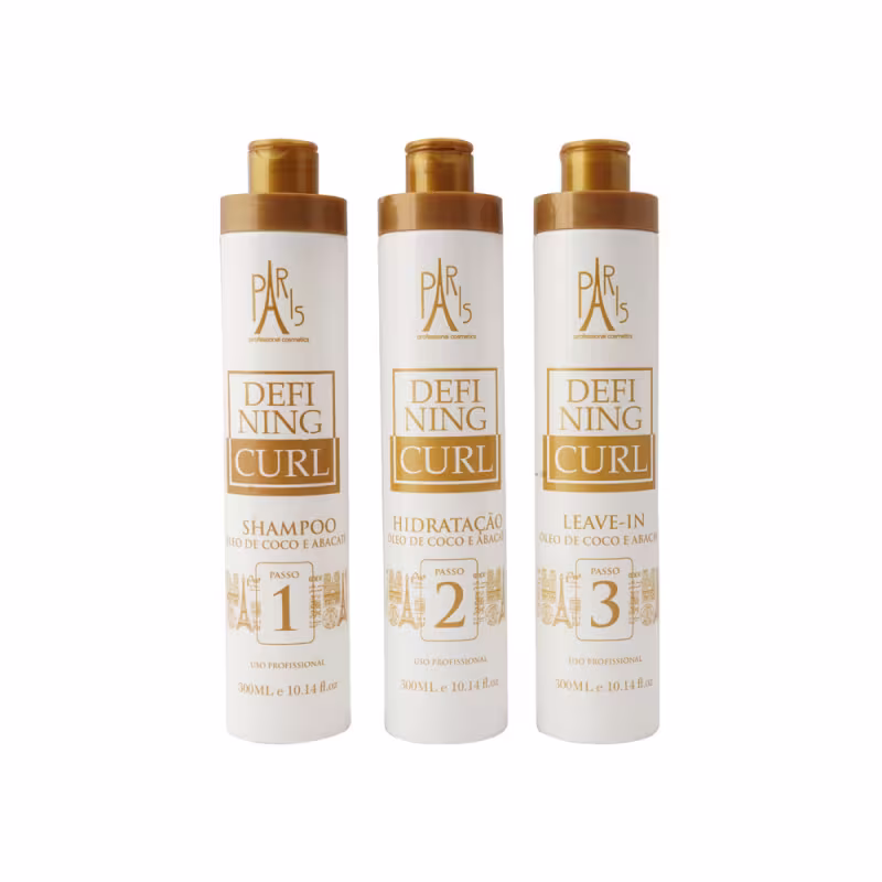 São três frascos de produtos para definir e tratar cabelos cacheados, da linha Defining Curl da marca Professional Paris Cosmetics. Os frascos cilíndricos têm tampa dourada e corpo branco com detalhes em dourado.