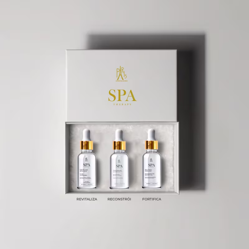 Este é um conjunto de produtos de terapia spa da marca Professional Paris Cosmetics. O conjunto consiste em três frascos de vidro transparente com tampas douradas, contendo óleos.