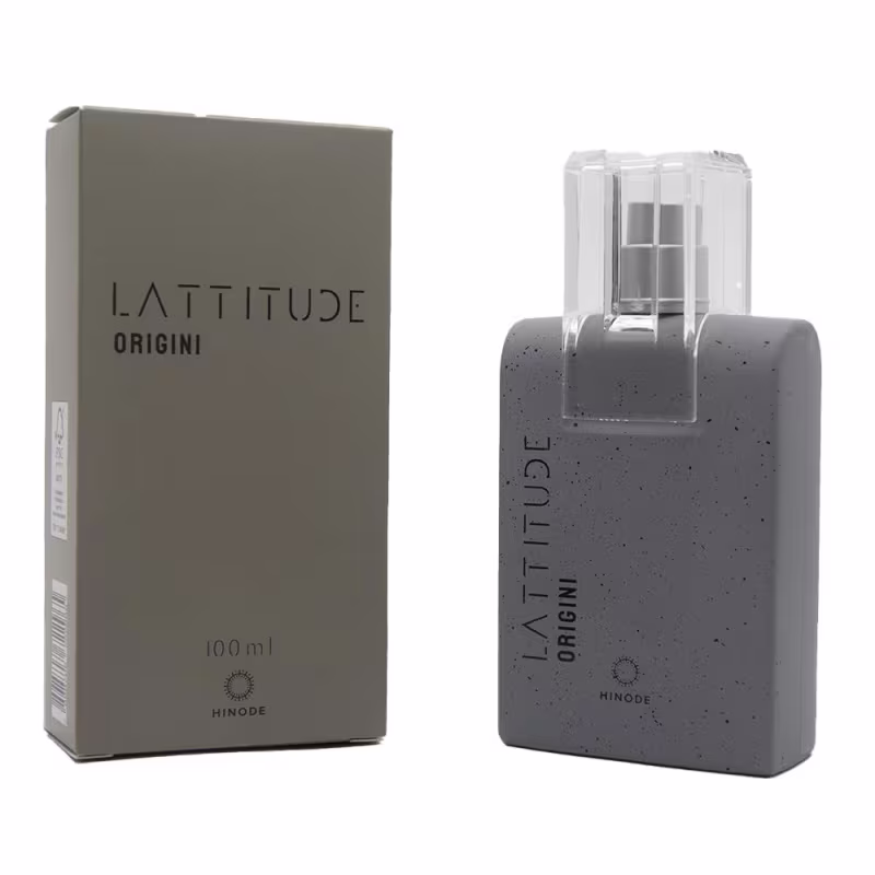Perfume masculino Latitude Origin da marca Hinode, com embalagem cinza escura e caixa cinza clara. O frasco possui um design moderno e minimalista, com detalhes em transparência.