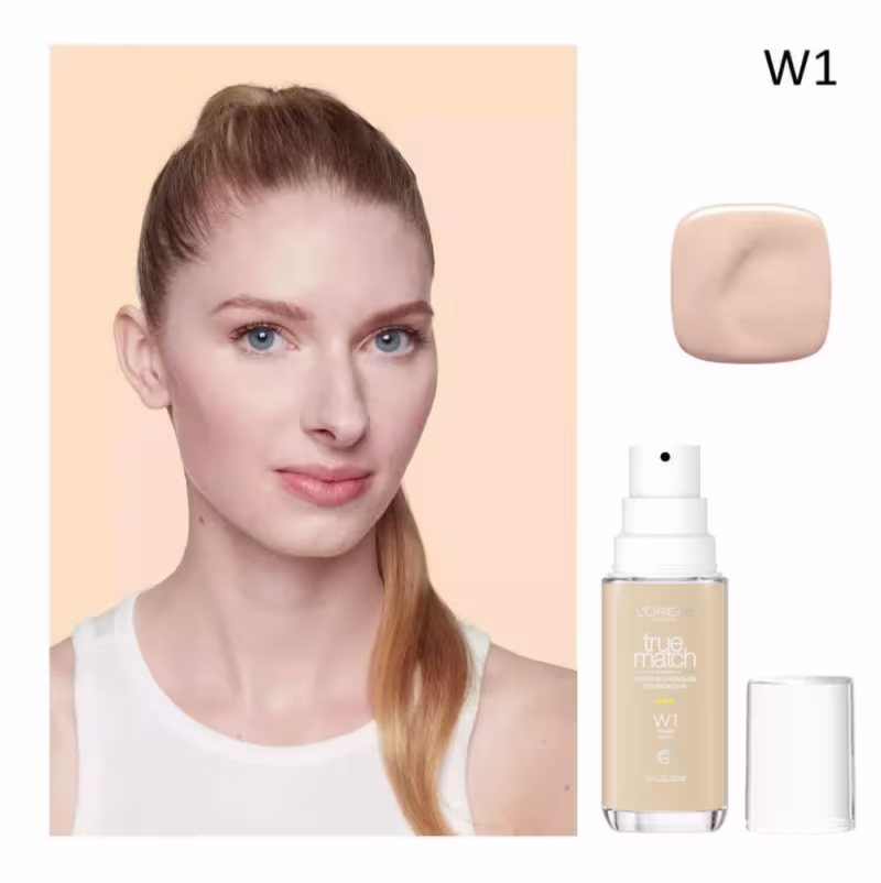 Ambiente de beleza com produto da marca L'Oréal Paris, apresentando uma mulher com cabelos loiros e maquiagem natural, além de um frasco de base de maquiagem em tons claros.