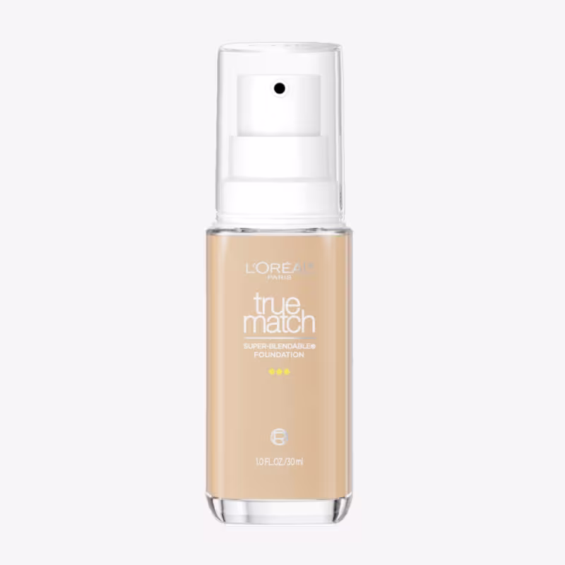 Frasco de maquiagem True Match da L'Oréal Paris, com design de bomba de pulverização, em tons claros e neutros, com rótulo destacando o nome do produto e a descrição "Super-Blendable Foundation".