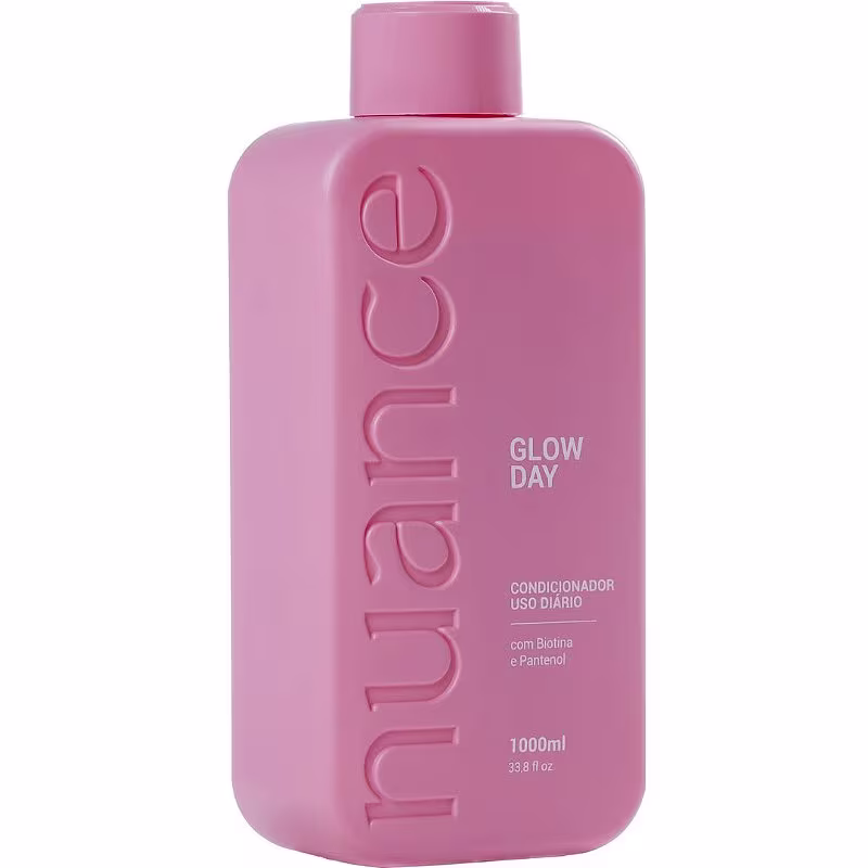 Condicionador Nuance Professional, com o nome "Glow Day". A embalagem é um frasco plástico de cor rosa, com um design minimalista e arredondado. O frasco possui um rótulo com informações sobre o produto, como o volume de 1 litro.
