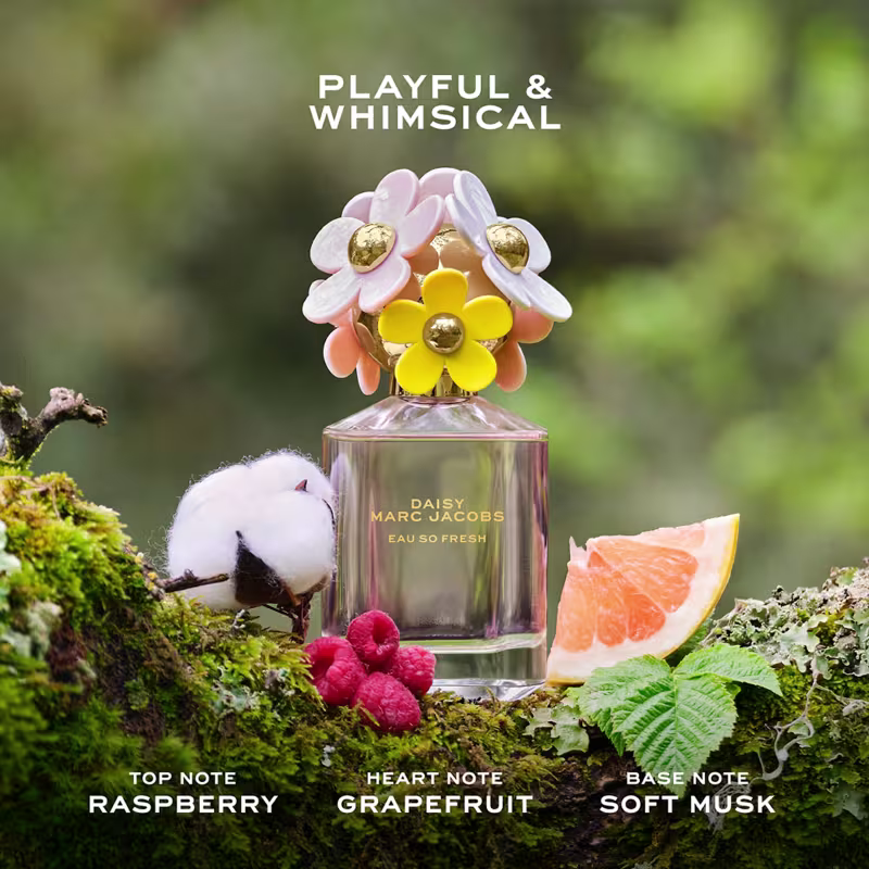 Frasco de perfume Daisy Marc Jacobs Eau So Fresh, com tampa decorada com flores coloridas em tons de rosa, amarelo e branco, em fundo branco.