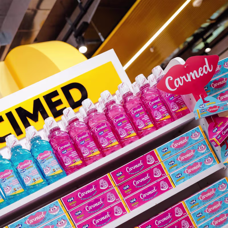 Prateleira com vários produtos Carmed Fini Dentaduras