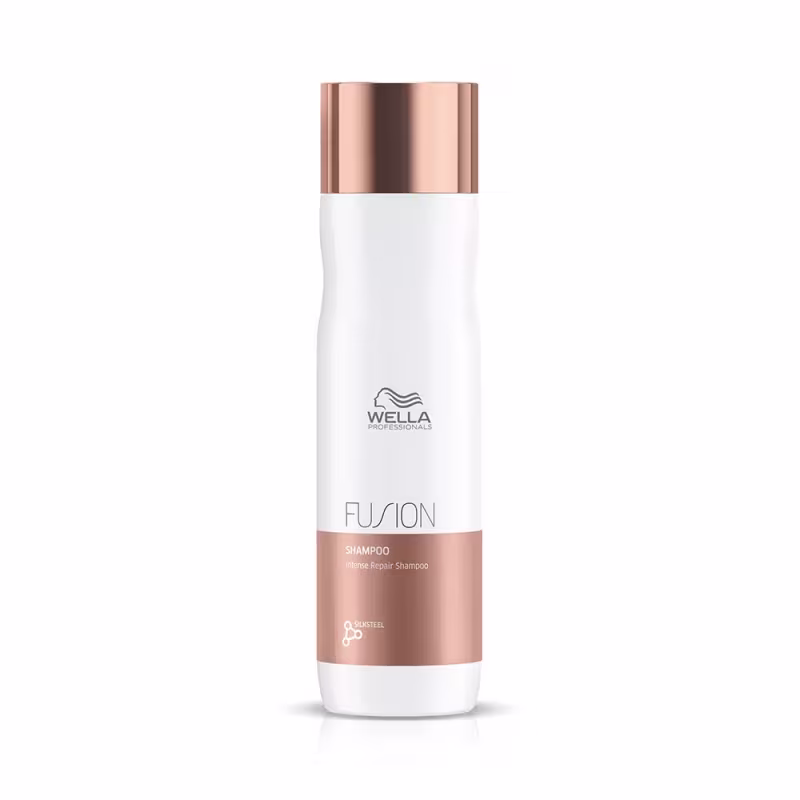 Shampoo da linha Fusion da Wella Professionals. Embalagem plástica branca e cilíndrica com tampa superior rosada metálica. Rótulo com o logotipo da Wella e o nome "Fusion Shampoo - Intense Repair Shampoo" em texto preto.