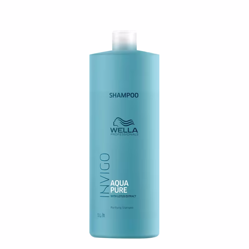 Shampoo Wella Professionals Invigo Aqua Pure em embalagem plástica azul claro de 1 litro. Apresenta o logotipo da marca Wella e o nome do produto "Invigo Aqua Pure" com a descrição "Purifying Shampoo with Lotus Extract" em letras brancas.