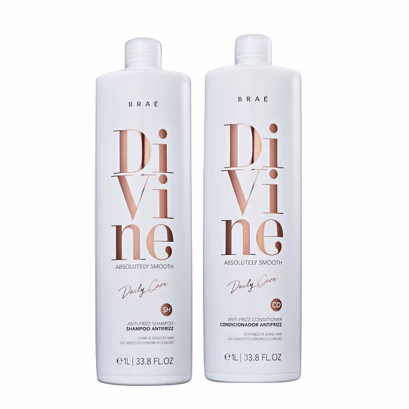 Um frasco é de shampoo anti-frizz "Divine Absolutely Smooth". O outro é um condicionador anti-frizz com o mesmo nome e estilo de embalagem.