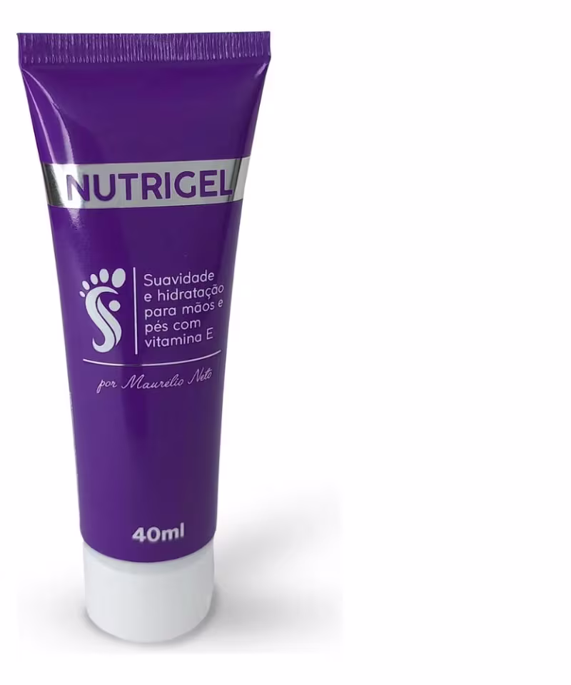 Tubo de gel hidratante para mãos e pés com vitamina E,  desenvolvido por Maurélio Neto. Embalagem de 40ml em tom de roxo com texto informativo sobre os benefícios do produto.