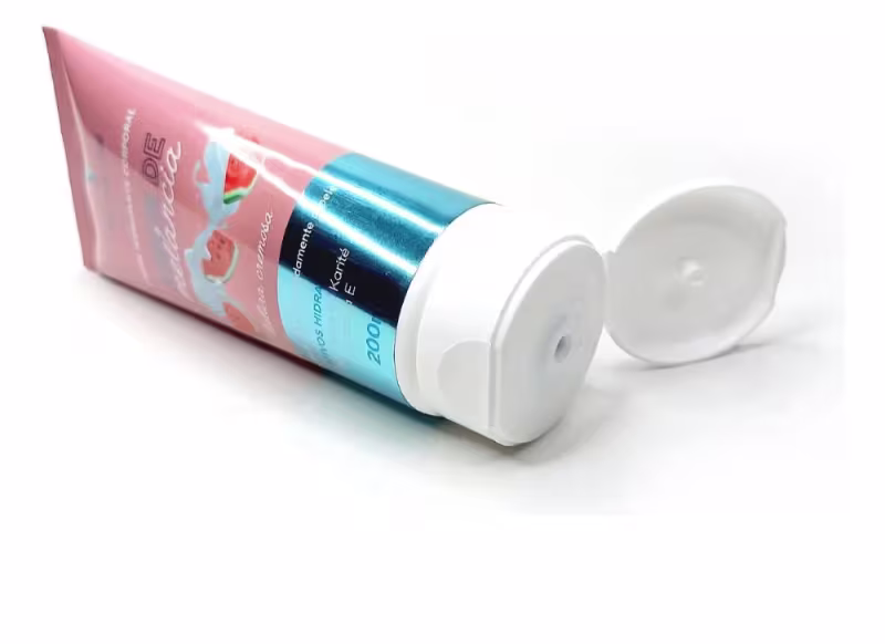 Tubo de hidratante corporal Maurélio Neto, com embalagem rosa e azul, contendo 200 ml do produto. O rótulo apresenta o nome da marca e informações sobre o conteúdo.