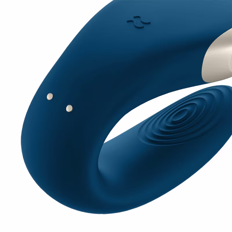 A imagem mostra um vibrador de casal azul com detalhe prata.