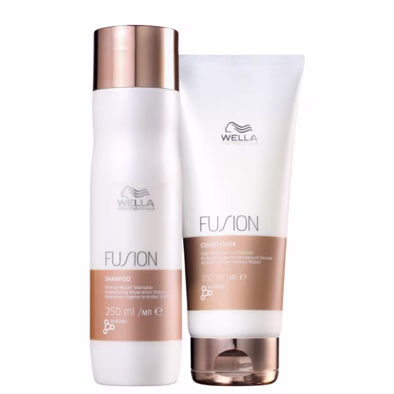 Inclui um shampoo e um condicionador. As embalagens apresentam o logotipo da Wella e a descrição "Fusion". O shampoo tem capacidade de 250ml e o condicionador de 200ml, conforme indicado nos rótulos. As embalagens têm um design minimalista