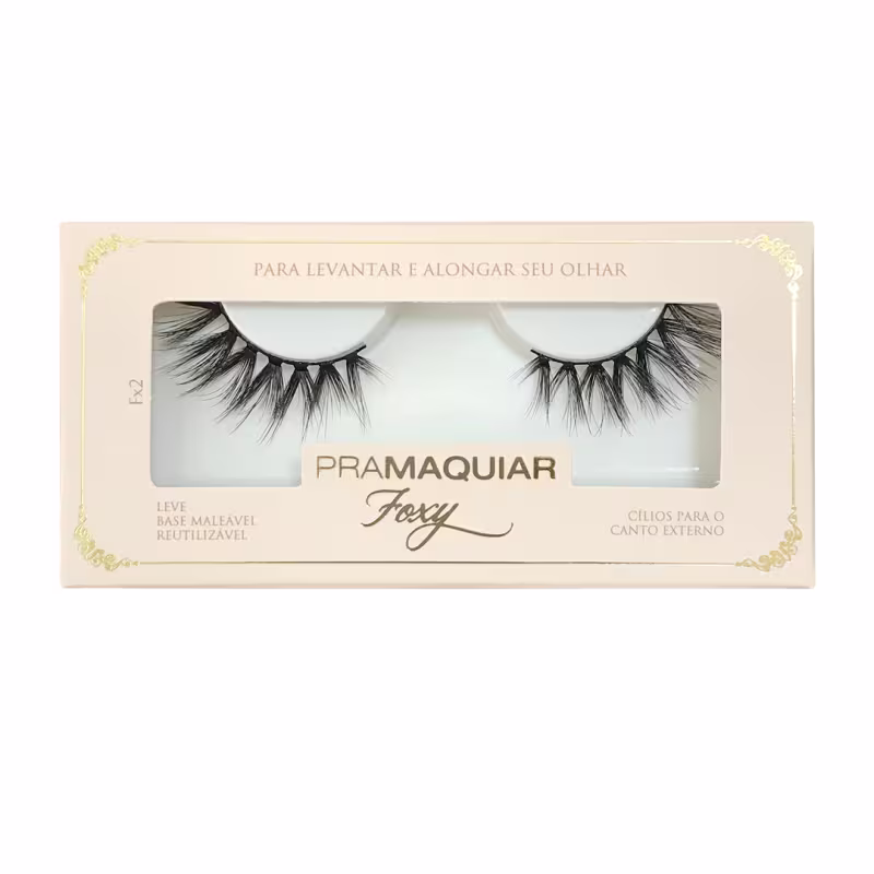 Cílios postiços da marca Pramaquar, modelo Foxy, em embalagem de papelão bege com detalhes dourados, contendo um par de cílios pretos e volumosos.